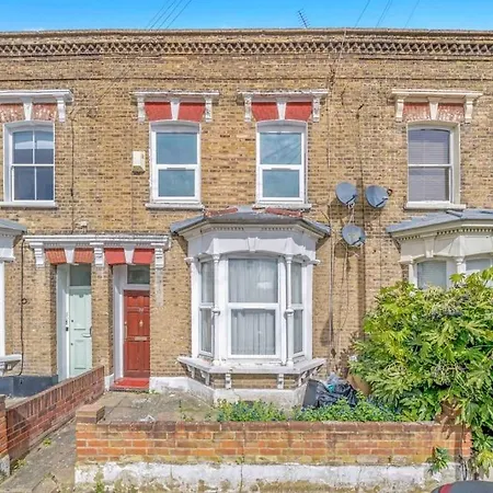 Big House, 5 Beds, 2 Bathrooms, Contractors Dream, Great Transport Links